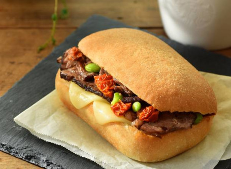 香嫰牛肉巧巴達 Beef Ciabatta