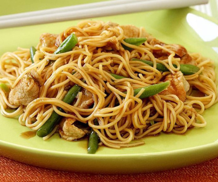 Chicken Hakka Noodles (450Ml)