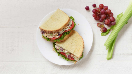 Sandwich À La Salade De Poulet Aux Amandes De Napa