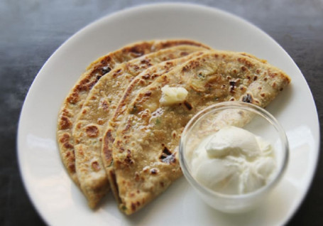 Aloo Paratha With Plain Curd (2 Pieces)