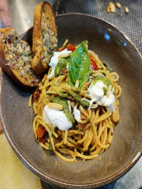 Sphaghetti Tomato Buratta Pesto