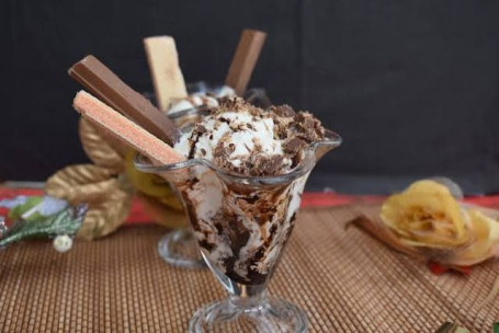 Vanila Ice Cream With Kitkat