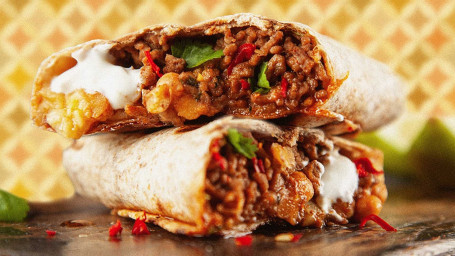 Burrito Petit-Déjeuner Confortable Aux Tomates Et Aux Épinards