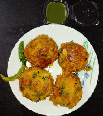 4 Aloo Vada With Green Chutney