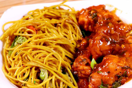 Chicken Hakka Noodles With Garlic Chicken