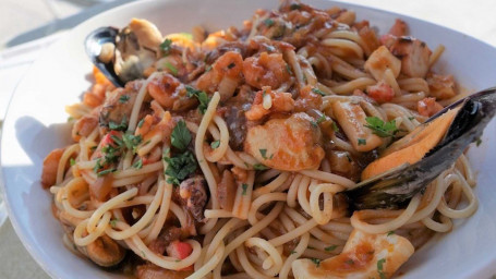 Spaghetti Con Mariscos En Salsa