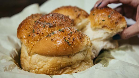 Fresh-Baked Garlic Pan Bread