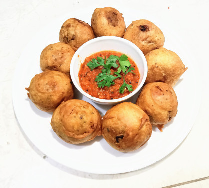 Tasty Aloo Vada With Chutney