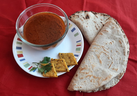 2 Jowar Bhakri And Patodi Rassa