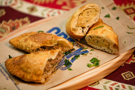 Dos Empanadas Armenias De Masa Casera