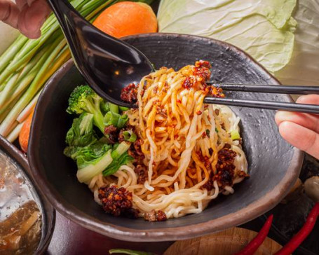 麻辣乾拌麵 Hot And Spicy Tossed Noodles（台灣豬）