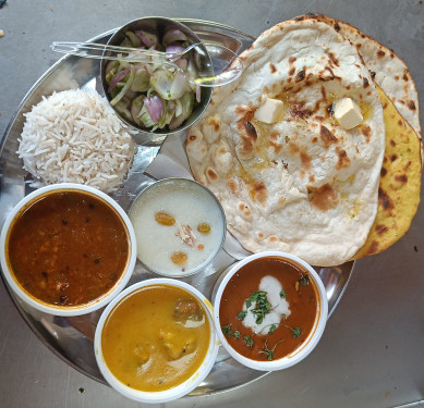 Deluxe Thali (2 Aloo Naan (Small) 1 Missi Roti Chole Kadhi Pakora Rajma Rice Kheer Chutney Pyaaz).