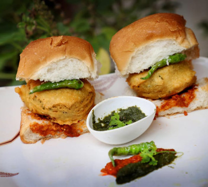 Authentic Vada Pav With Chutney (2 Pics)