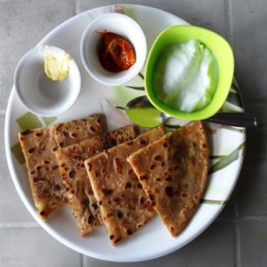 Stuffed Pyaz Paratha With Salad Chutney Butter