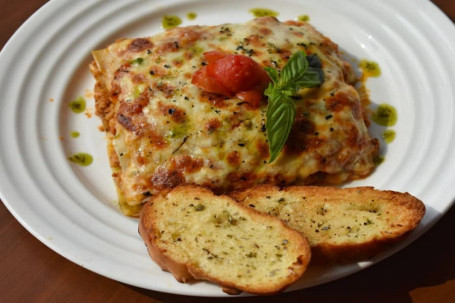 Chicken Bolognese Lasagna (Served With Garlic Bread)