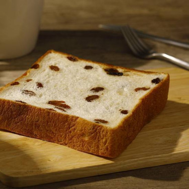 Pain Grillé Au Lait D'amande Et Aux Raisins Secs