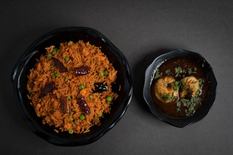 Momos Manchurian Gravy With Schezwan Fried Rice