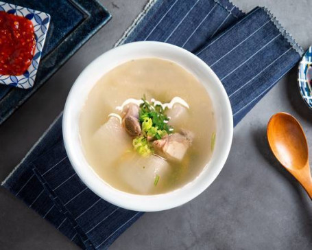 Soupe Luó Bó Pái Gǔ Tāng Au Radis Blanc Et Côtes De Porc