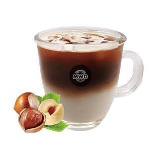 Restez À L'écoute Pour Un Café Latte Glacé Aux Noisettes