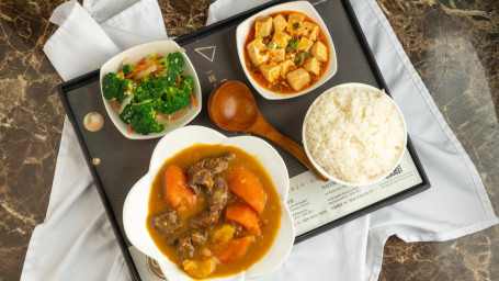 Apple Curry Beef Brisket With Rice Píng Guǒ Kā Lī Niú Nǎn Fàn