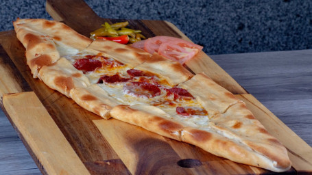 Sucuk Egg Pide