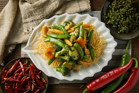 Crispy Noodles Served With Mixed Vegetables Sù Shén Jǐn Chǎo Miàn