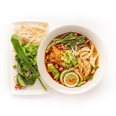 Soupe De Nouilles Phở Au Poulet Épicé Et Aux Légumes Verts (Gf)