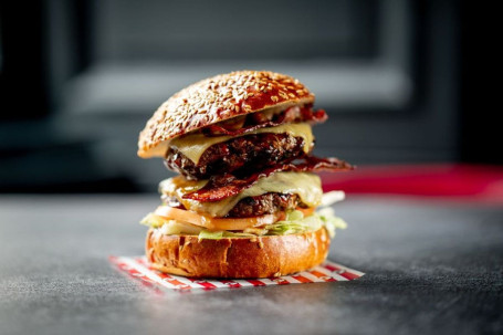 Burger Glacé Du Vendredi Doublement Empilé