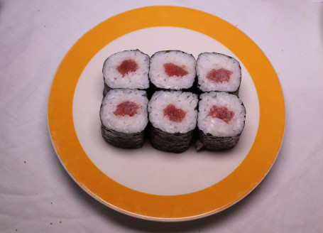 Tuna Maki (6 Pieces) Jīn Qiāng Yú Juǎn