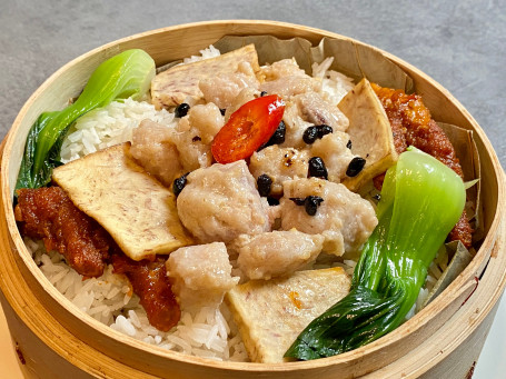 Fèng Zhǎo Pái Gǔ Bāo Zǐ Zhēng Fàn Chicken Feet And Spareribs On Clay Pot Steamed Rice