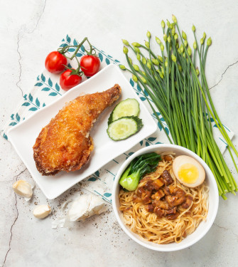 Zhà Jī Tuǐ Ròu Zào Gān Bàn Miàn Braised Pork Mince Dry Noodles With Fried Chicken Thigh