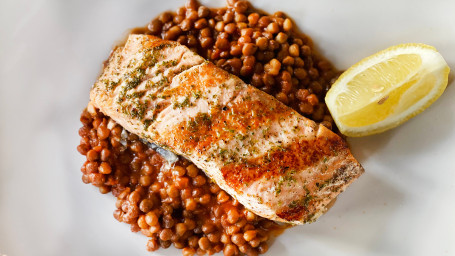 Salmone Alla Griglia Su Letto Di Lenticchie