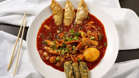 Spicy Korean Rice Cake (Tteok-Bokki)