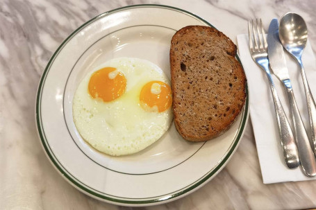 2 œufs avec du pain grillé