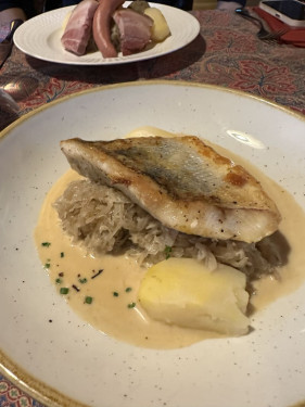 Filet De Sandre Cuit Sur Peau, Sauce Au Riesling Accompagné De Choucroute Et Pommes Vapeur