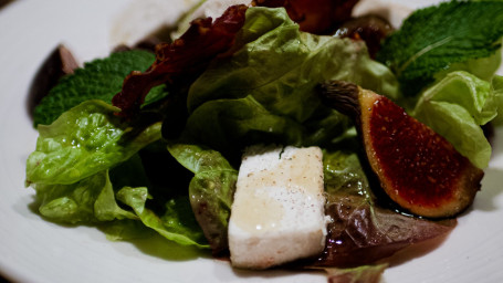 Salade Au Picodon, Figues Fraîches, Jambon Séché, Vinaigrette Au Miel