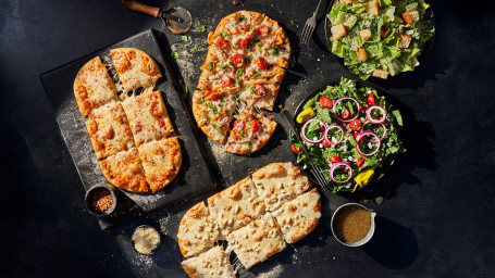 Festin Familial De 3 Pizzas Sur Pain Plat Avec Brioches À La Vanille Et À La Cannelle