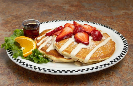 Crêpes À La Crème Sucrée Avec Crème De Citron Aux Fraises Fraîches