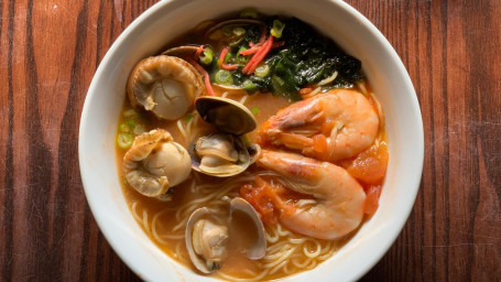 38. Seafood With Jumbo Scallop Ramen Nóng Tāng Zhēn Bǎo Dài Zi Hǎi Xiān Lā Miàn