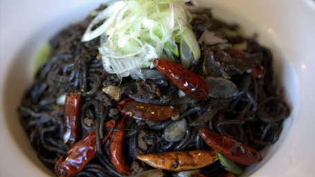 Squid Ink Black Ramen Xiāng Suàn Là Ròu Mò Yú Zhī Lā Miàn