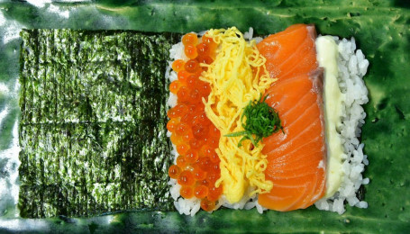 Salmon Ikura Temaki Sushi