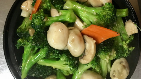 102. Sautéed Mushrooms And Broccoli With Garlic Sauce