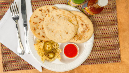 #21. Pupusas Servidas Con Repollo Y Salsa