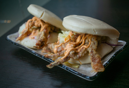 Soft Shell Crab Bao Bun 2Pcs Zhà Ruǎn Ké Xiè