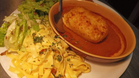 Quenelle De Brochet Artisanale, Réduction De Sauce Maritime, Riz Pilaf Et Légumes De Saison