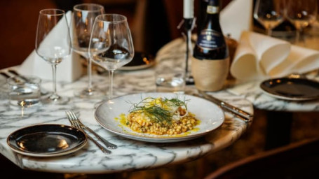 Salmone Alla Griglia Con Mandorle E Insalata Di Finocchio, Arancia E Fregola Sarda