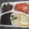 Combo Feijão e arroz, iscas de carne, massa ao 4 queijos e salada de tomate