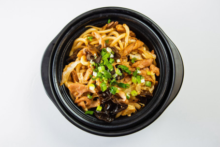 Clay Pot Udon With Chicken, Lily Flowers, And Black Fungus Yún Ér Jīn Zhēn Huá Jī Bāo Zǐ Mèn Wū Dōng