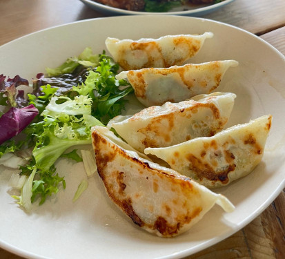 Pan-Fried Veg Gyoza (6Pcs Jiān Shū Cài Jiǎo Zi (6Kē