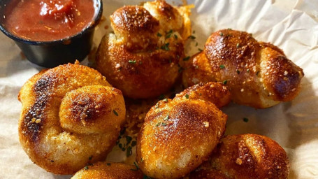 8 Garlic Knots With Sauce